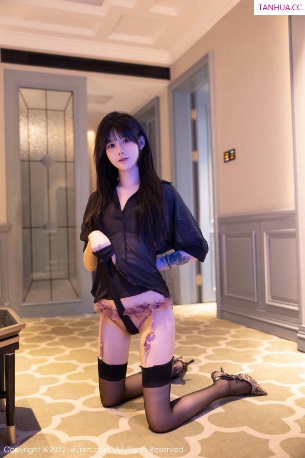 77qiqi  [XiuRen]高清写真图 2022.12.22 No.6030 77qiqi 黑丝美腿第14张图片